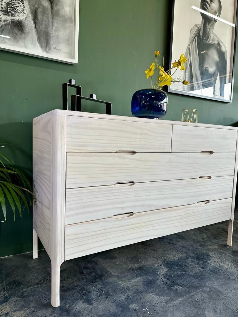 Max chest of drawers
